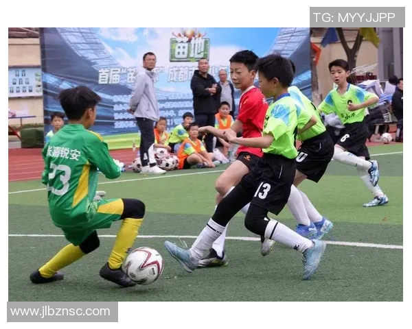 最新足球新星高清图片素材集 展现年轻球员风采与激情